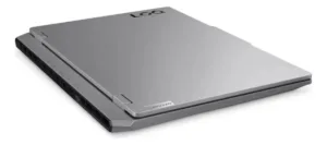 Laptop Lenovo LOQ cerrada mostrando puertos traseros y rejillas de escape térmico.