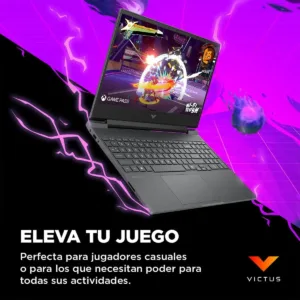 Computadora portátil para gaming mostrando juego de acción en pantalla con fondo morado dinámico